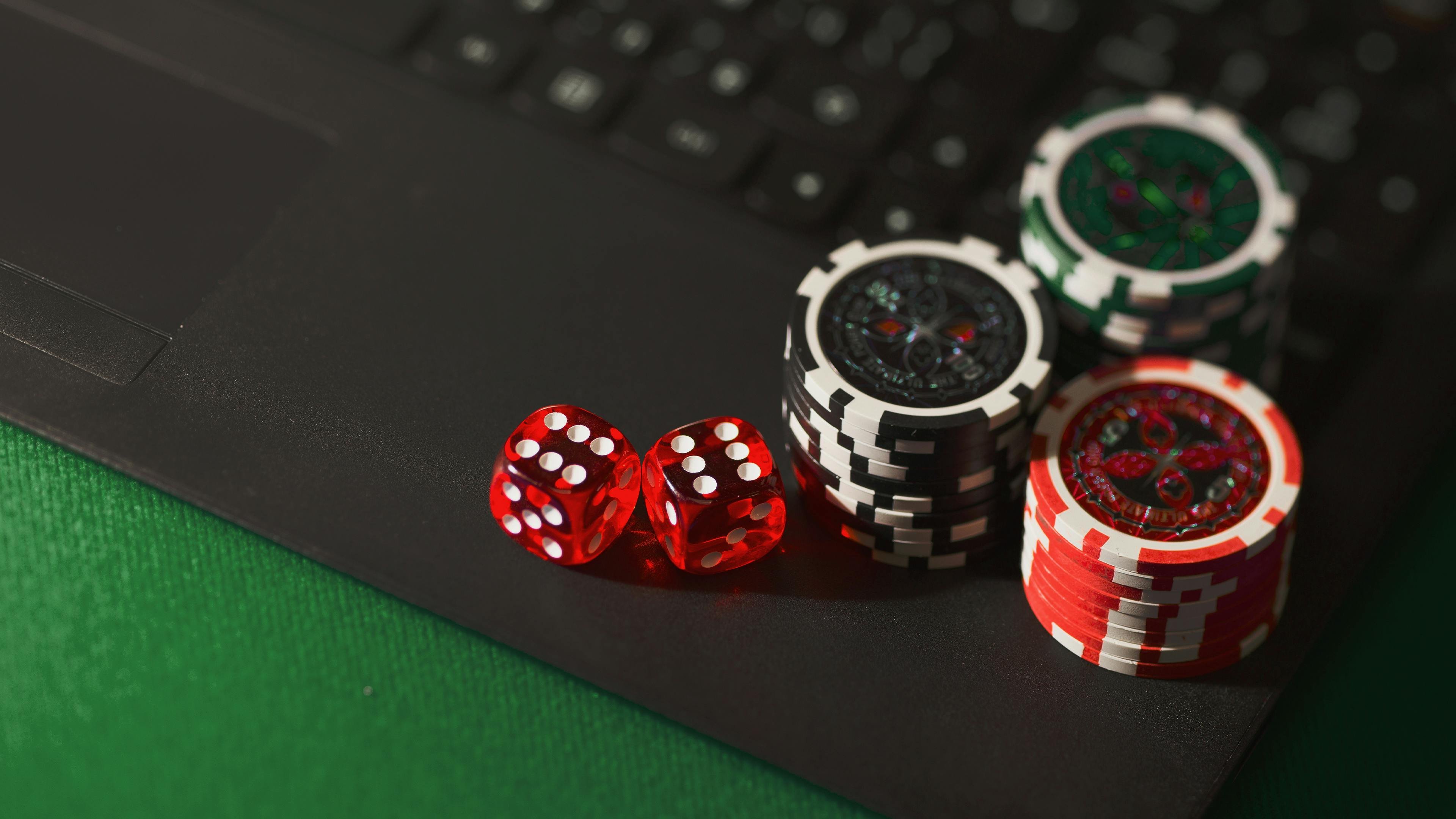 Meja Poker Indonesia dengan dealer profesional di studio toke slot